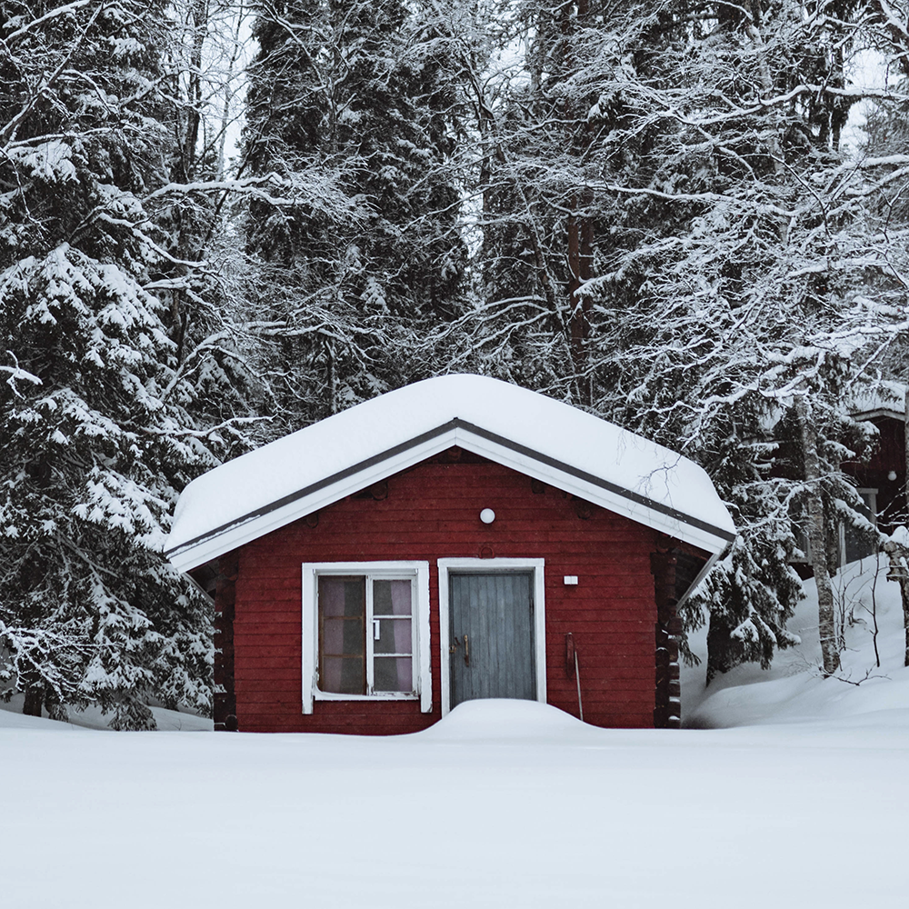 Vinterbonat attefallshus i snölandskap